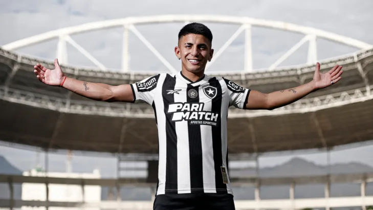 Thiago Almada volta ao Botafogo após empréstimo e torcida comemora: “Ainda te amo” Thiago Almada volta ao Botafogo após empréstimo e torcida comemora: “Ainda te amo”