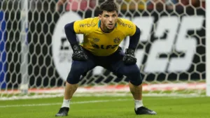 Tiago Volpi, do Grêmio, é o goleiro que mais sofreu gols no Brasileirão; lista tem Léo Jardim de vice