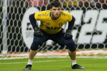 Tiago Volpi, do Grêmio, é o goleiro que mais sofreu gols no Brasileirão; lista tem Léo Jardim de vice