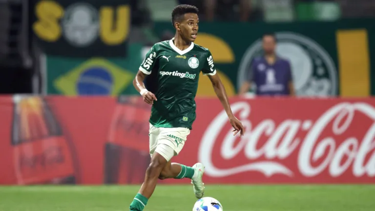 Torcedores do Palmeiras criticam Estêvão durante jogo contra o Chelsea no Mundial: “É muito pipoqueiro”