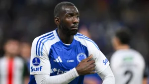 Torcedores questionam Bolasie após vitória do Cruzeiro no amistoso contra o Banfield: “É só engraçadinho mesmo né?”