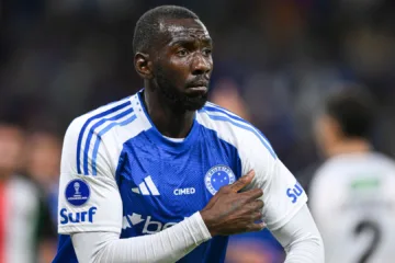 Torcedores questionam Bolasie após vitória do Cruzeiro no amistoso contra o Banfield: “É só engraçadinho mesmo né?”
