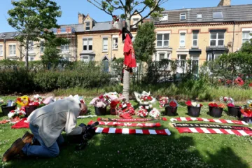 Torcedores do Liverpool invadem os arredores do estádio Anfield e homenageiam Diogo Jota