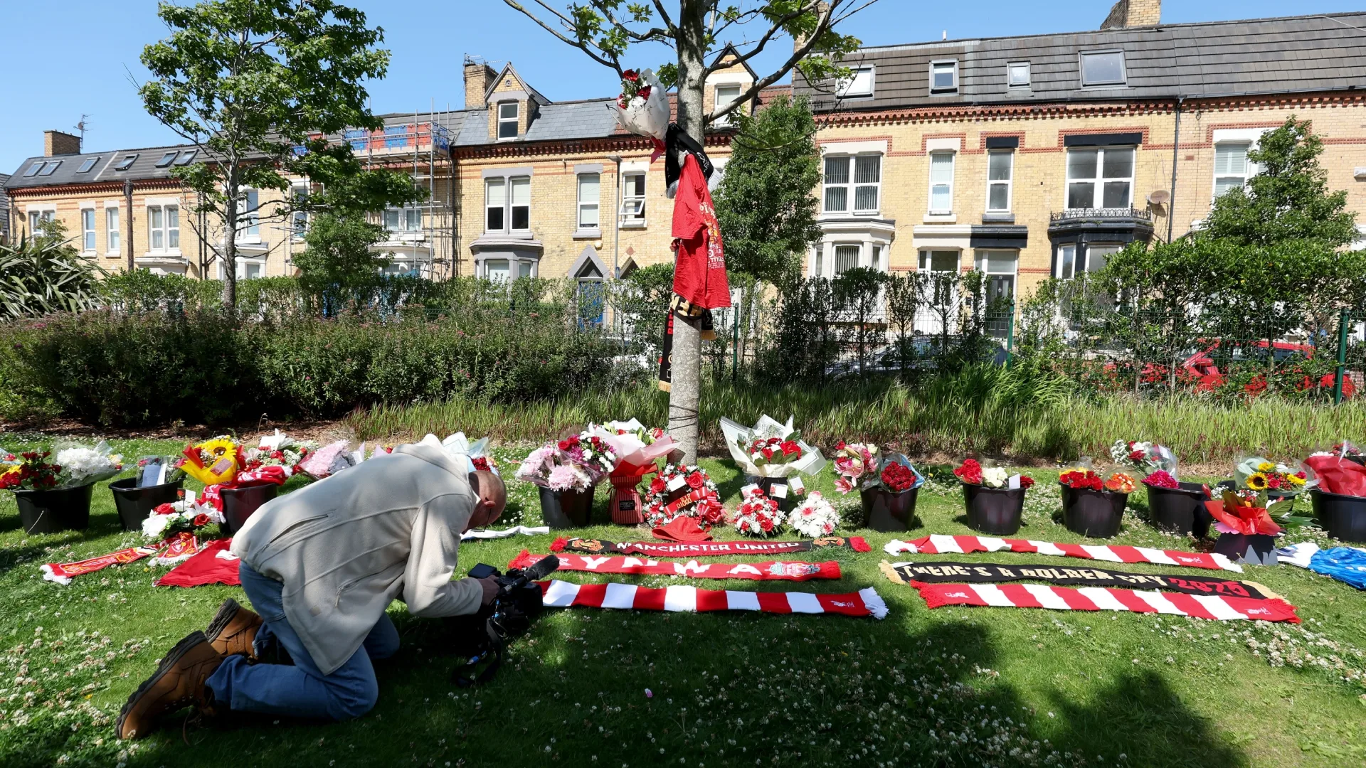 Torcedores do Liverpool invadem os arredores do estádio Anfield e homenageiam Diogo Jota