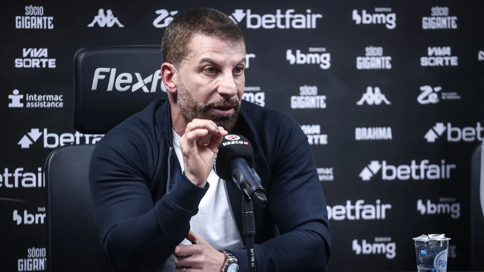 Torcida do Vasco critica sumiço de Pedrinho após eliminação na Copa Sul-Americana: “Só aparece na boa”