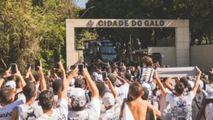 Antes de jogo na Copa do Brasil, torcedores do Atlético-MG vão a CT e manifestam apoio a jogadores 