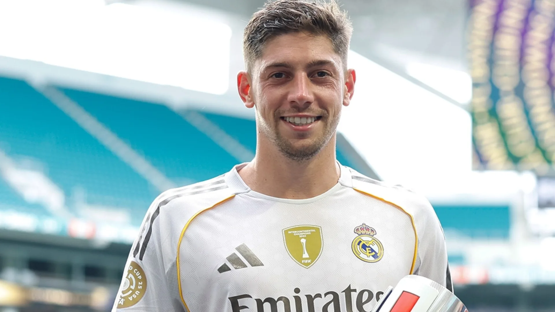 Cicinho ignora Yamal, do Barcelona, e elege Valverde, do Real Madrid, melhor do mundo: “Encaixa em qualquer time”