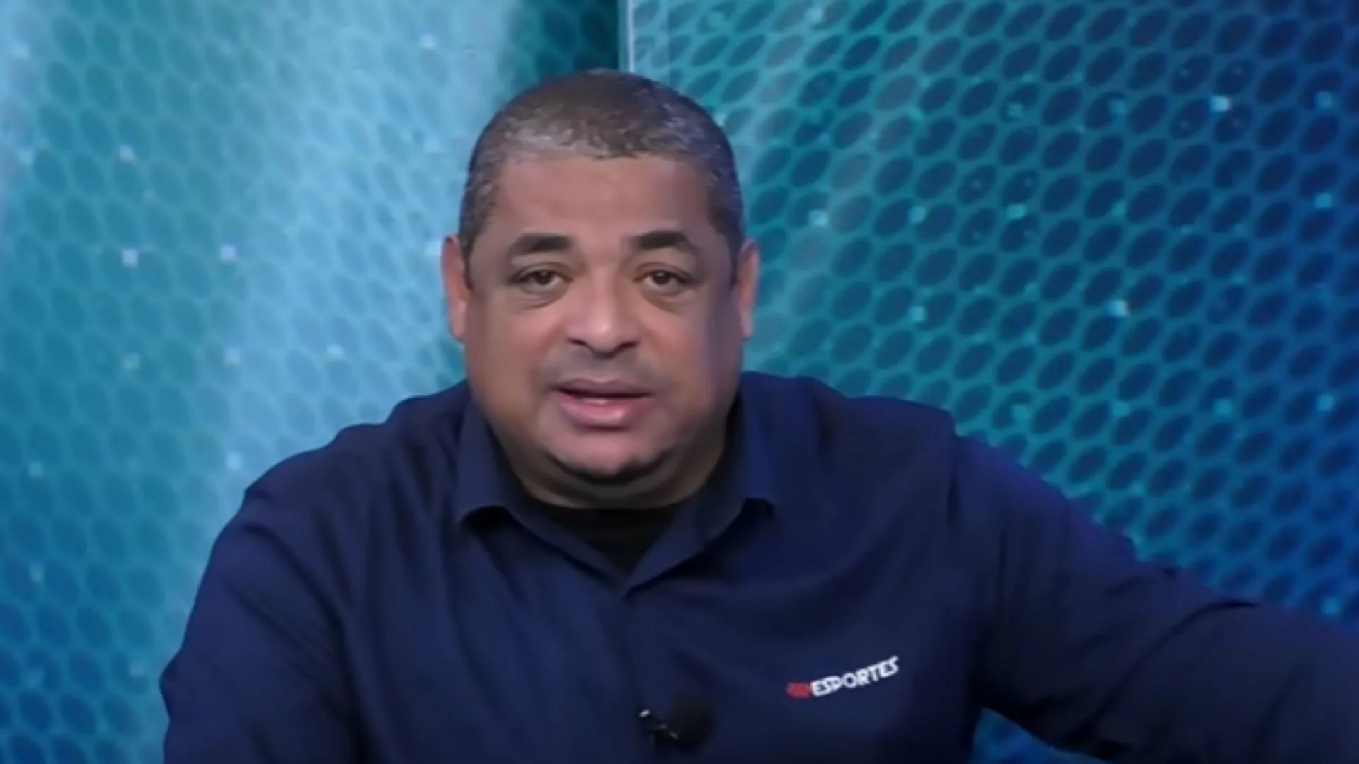 Vampeta comenta possível saída de Memphis do Corinthians e detona gestão: “Isso não existe no futebol”