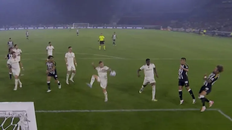 Torcedores do Atlético-MG se revoltam e pedem pênalti em lance com Varela, do Flamengo: “Virou vôlei?”