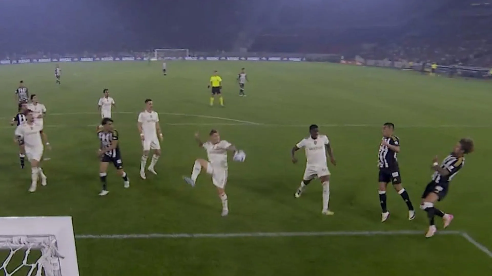 Torcedores do Atlético-MG se revoltam e pedem pênalti em lance com Varela, do Flamengo: “Virou vôlei?”