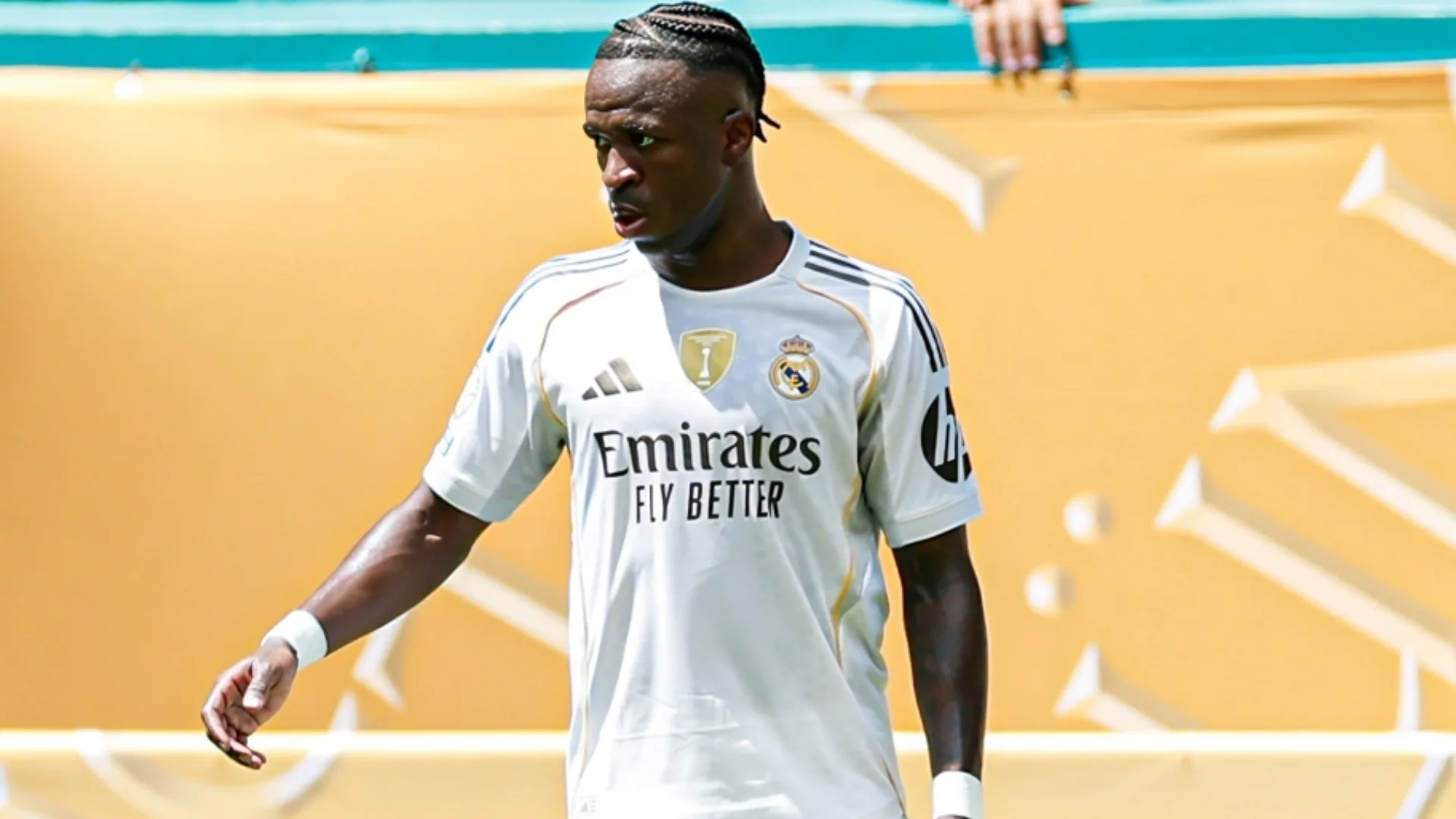 Vinícius Júnior rindo no banco em derrota para o PSG irrita torcida do Real Madrid