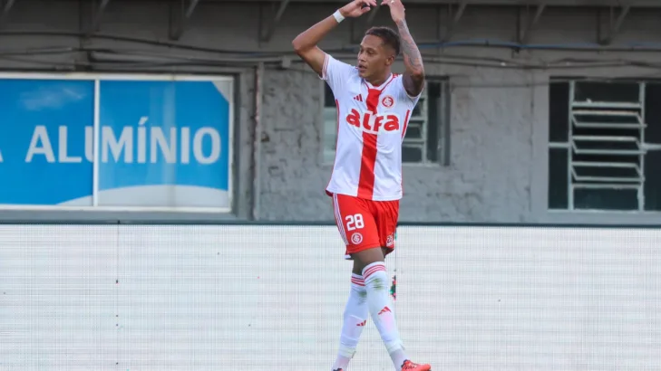Internacional renova contrato de Vitinho e leva torcedores à euforia: “Ótima notícia, tem o atalho para o gol”