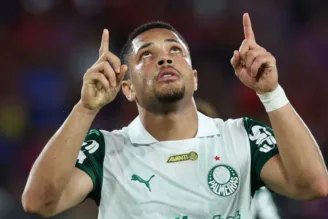 Vitor Roque voltou ao Brasil para jogar no Palmeiras