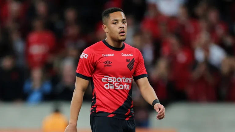 Torcedores do Palmeiras relembram declaração de Felipão, apontando dificuldades de Vitor Roque no Athletico