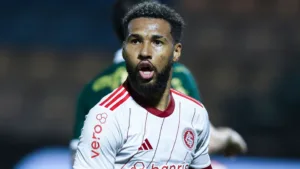 Wesley confirma má-fase no Internacional após derrota e é criticado pela torcida: “Ele é constrangedor”