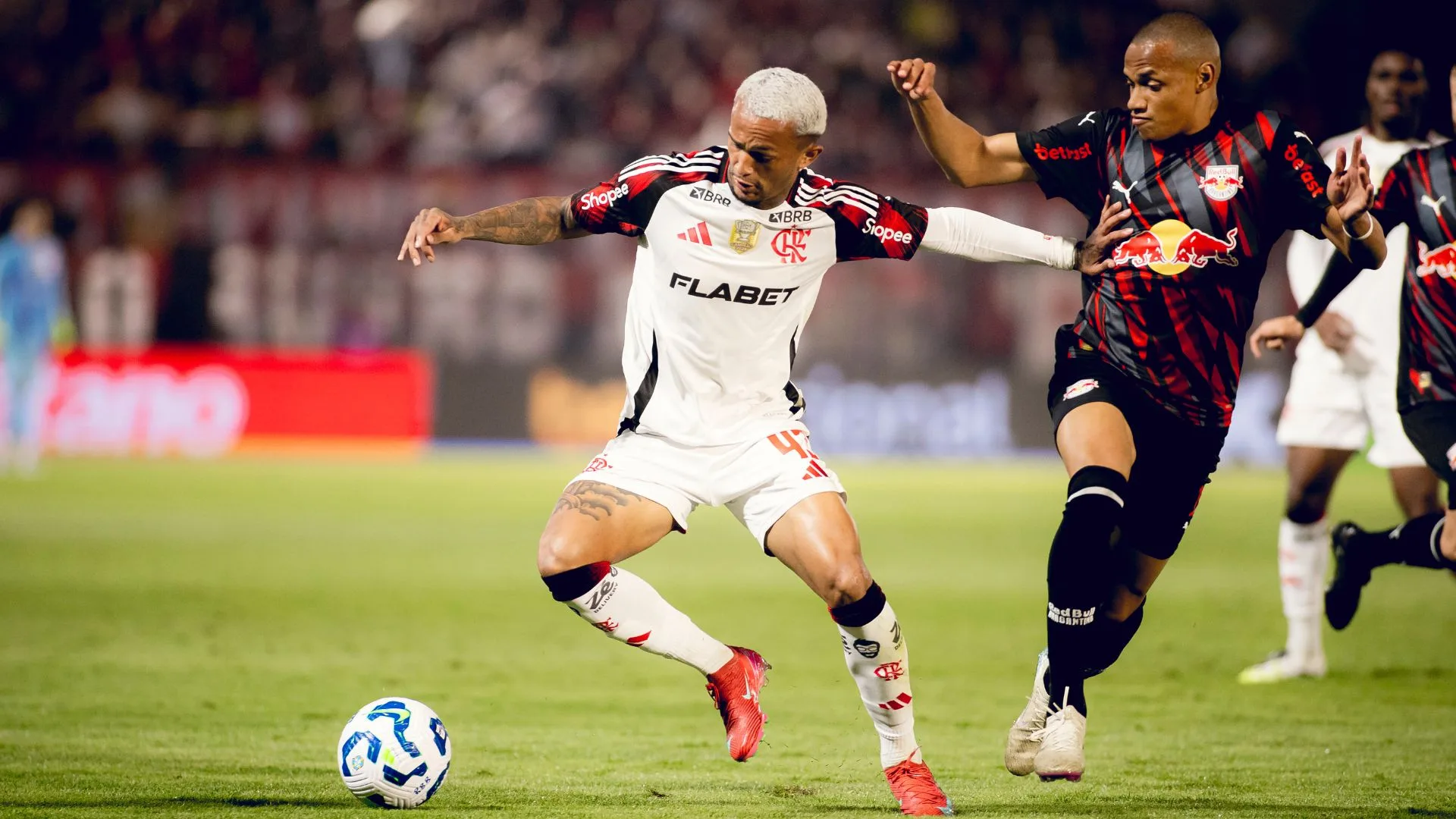 Wesley marca na despedida e Flamengo vence RB Bragantino de virada por 2 a 1 no Brasileirão
