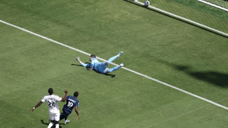 Rüdiger e Asencio falham em gols contra o PSG e torcida do Real Madrid corneta: “Time tá sendo engolido”