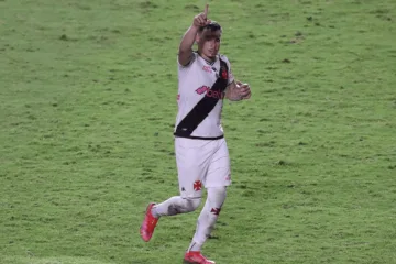 Hugo Moura pode surgir em nova função no Vasco e Bruno Murito confirma: “Quebra-galho como zagueiro”