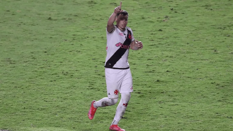 Hugo Moura pode surgir em nova função no Vasco e Bruno Murito confirma: “Quebra-galho como zagueiro”