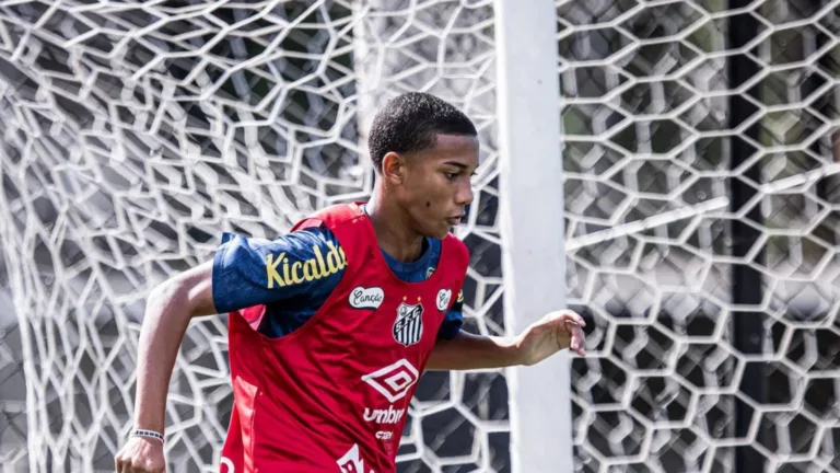 Santos desembarca em Vitória e Robinho Jr faz parte da delegação: “Foi alvo da torcida”