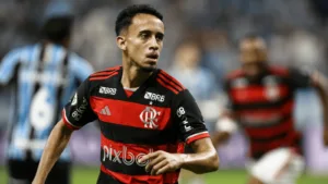 Matheus Gonçalves quer ficar no Flamengo e cita conversa com Filipe Luís: “Todo o jogador é feliz”