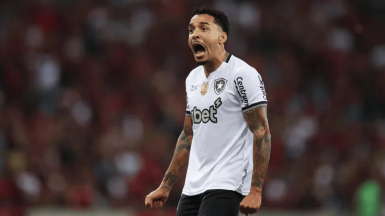 Botafogo bate o pé e exige multa à vista para liberar Gregore ao Al-Rayyan