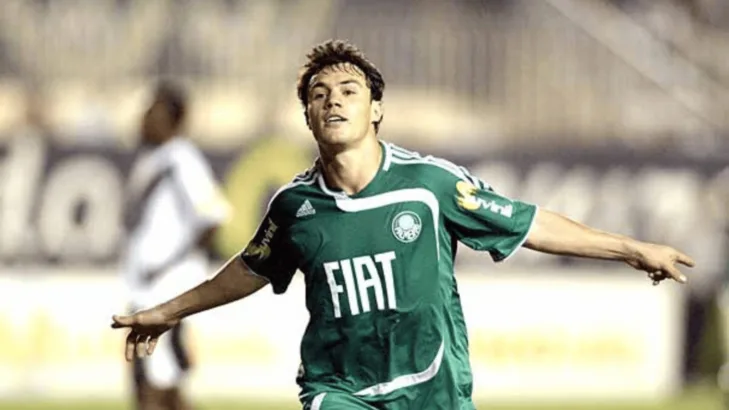 Ex-Palmeiras, Kleber Gladiador tem mandado de prisão expedido por dívida de pensão de R$ 2 milhões Ex-Palmeiras, Kleber Gladiador tem mandado de prisão expedido por dívida de pensão de R$ 2 milhões