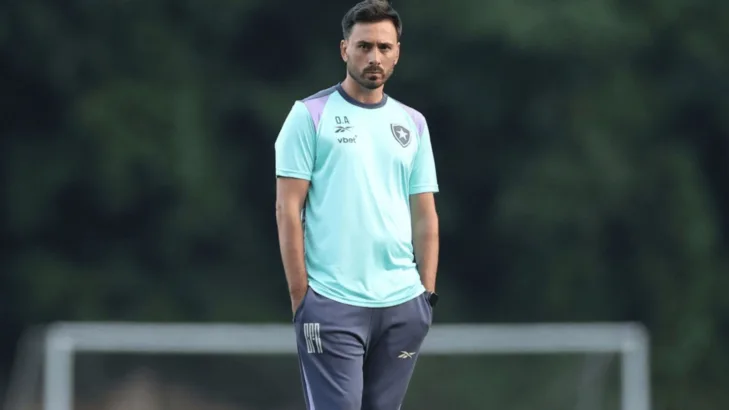 Caçapa lidera vitória do Botafogo e brinca com Davide Ancelotti: “Auxiliar de luxo” Caçapa lidera vitória do Botafogo e brinca com Davide Ancelotti: “Auxiliar de luxo”