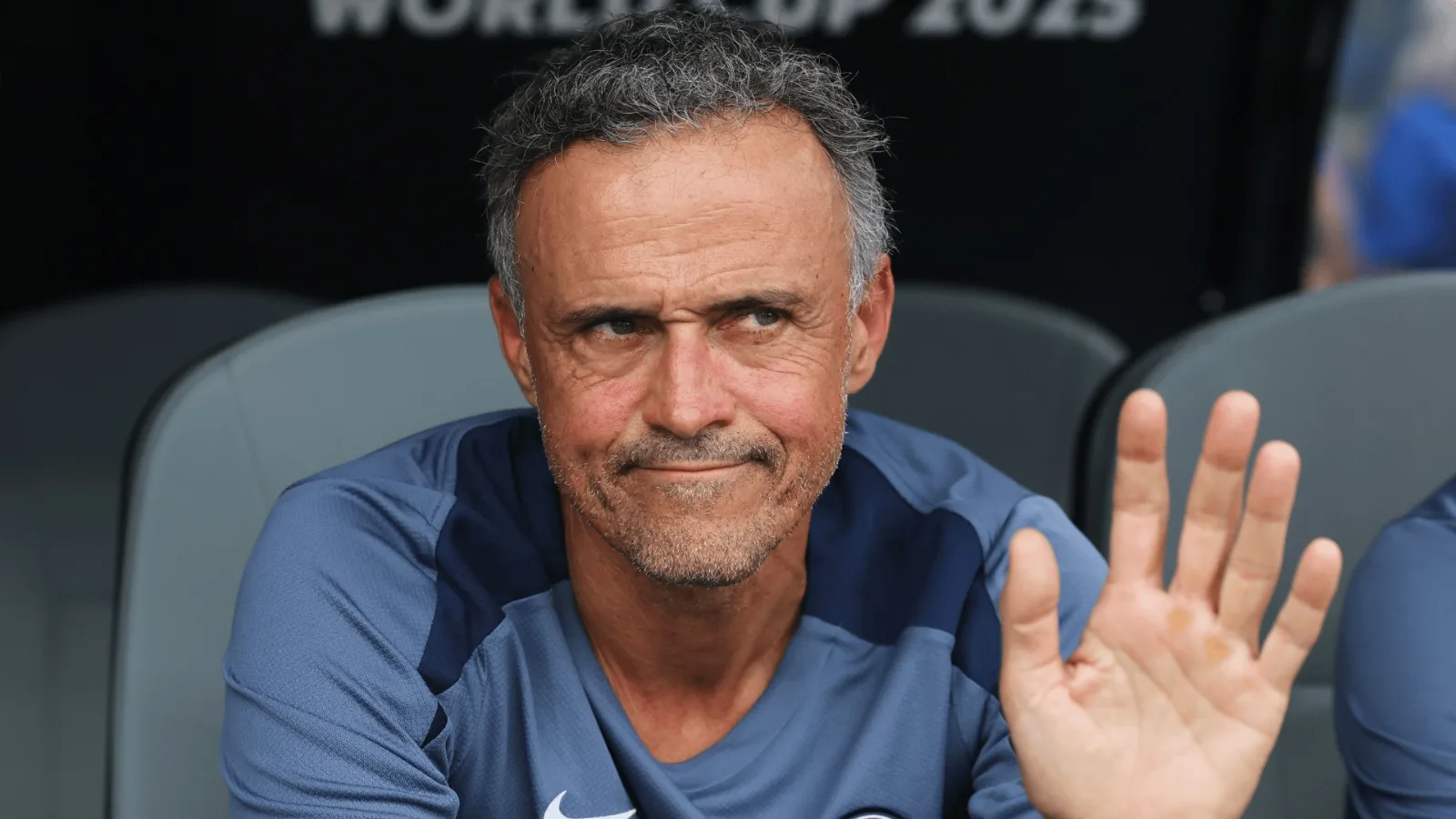 Luis Enrique tenta se justificar após agressão, mas torcedor dispara: “Moleque na atitude”