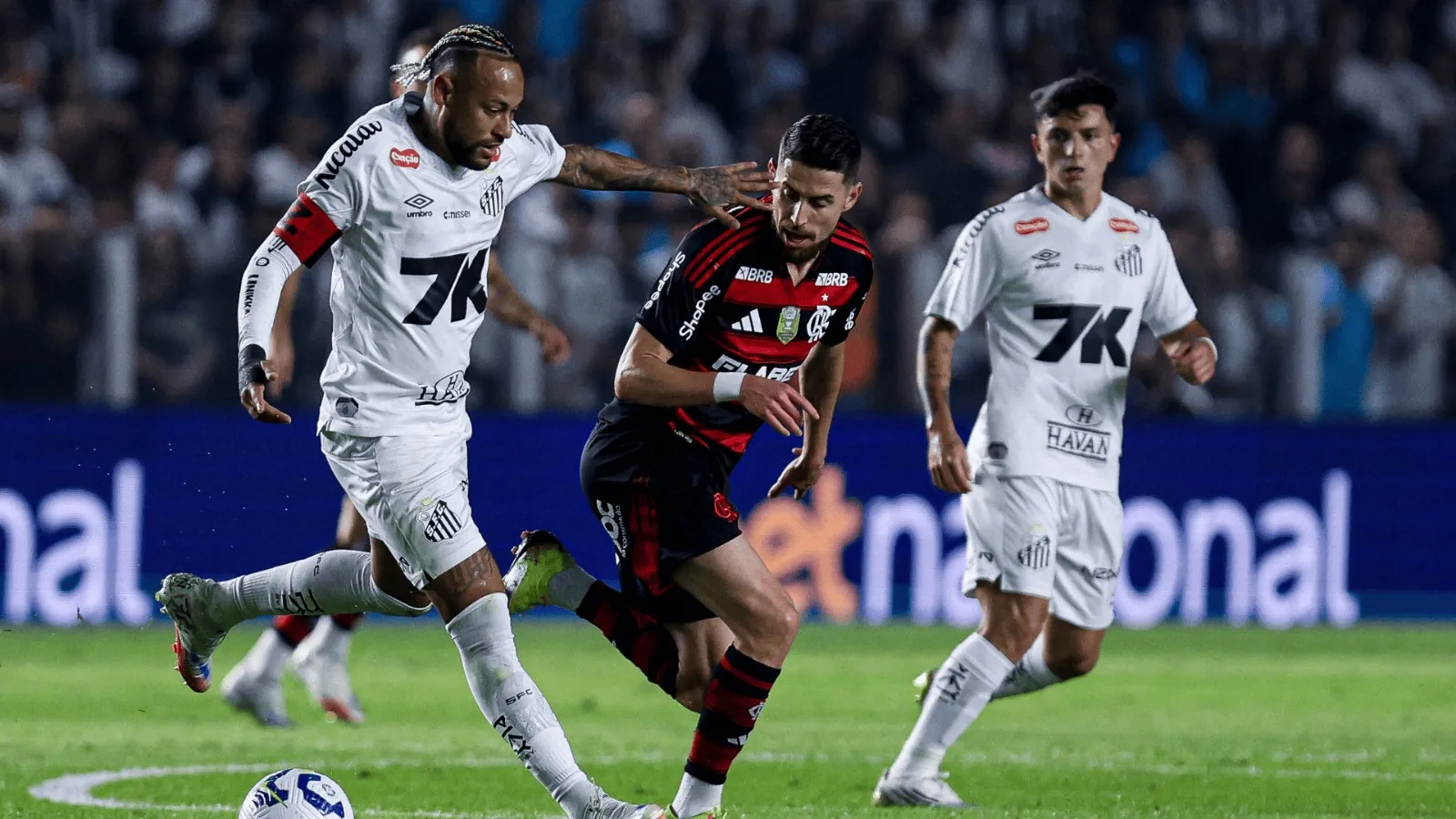 Neymar tenta dar uma caneta em Filipe Luís em Santos x Flamengo e torcedor zoa: “Dois ex-jogadores”