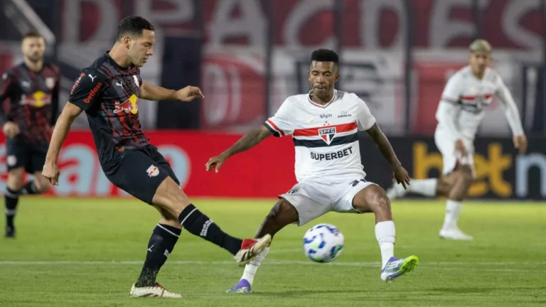Torcida do São Paulo se revolta após empate com Bragantino: “Vai brigar pra não cair?”