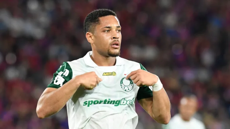 Massini crava responsabilidade de Abel sobre Vitor Roque no Palmeiras: “Jogador caro e precisa fazer mais”