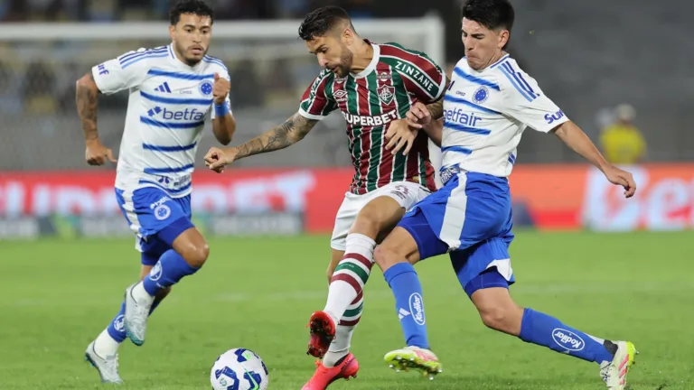 Cruzeiro resolve o jogo ainda no primeiro tempo em despedida de Jhon Arias do Fluminense