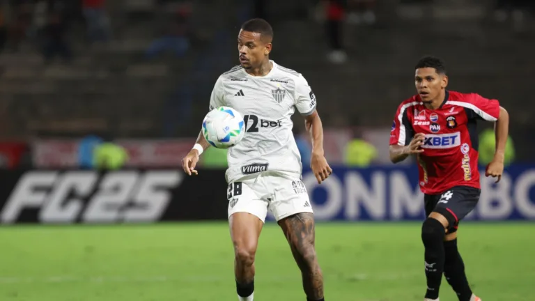 Caio Paulista é vítima de racismo em jogo do Atlético-MG e torcedor do Bucaramanga é preso