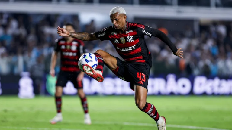 Flamengo aceita proposta da Roma por Wesley e torcedor reage: “Traz o Rodinei de volta”