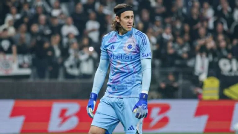 Cássio é homenageado antes de Corinthians x Cruzeiro e ídolo do Timão é elogiado pela torcida: “O maior da nossa história”