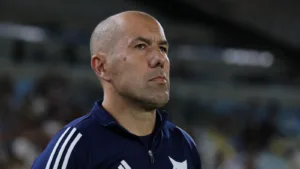 Leonardo Jardim reclama de gramado após empate em Corinthians x Cruzeiro: “A equipe não se adaptou”