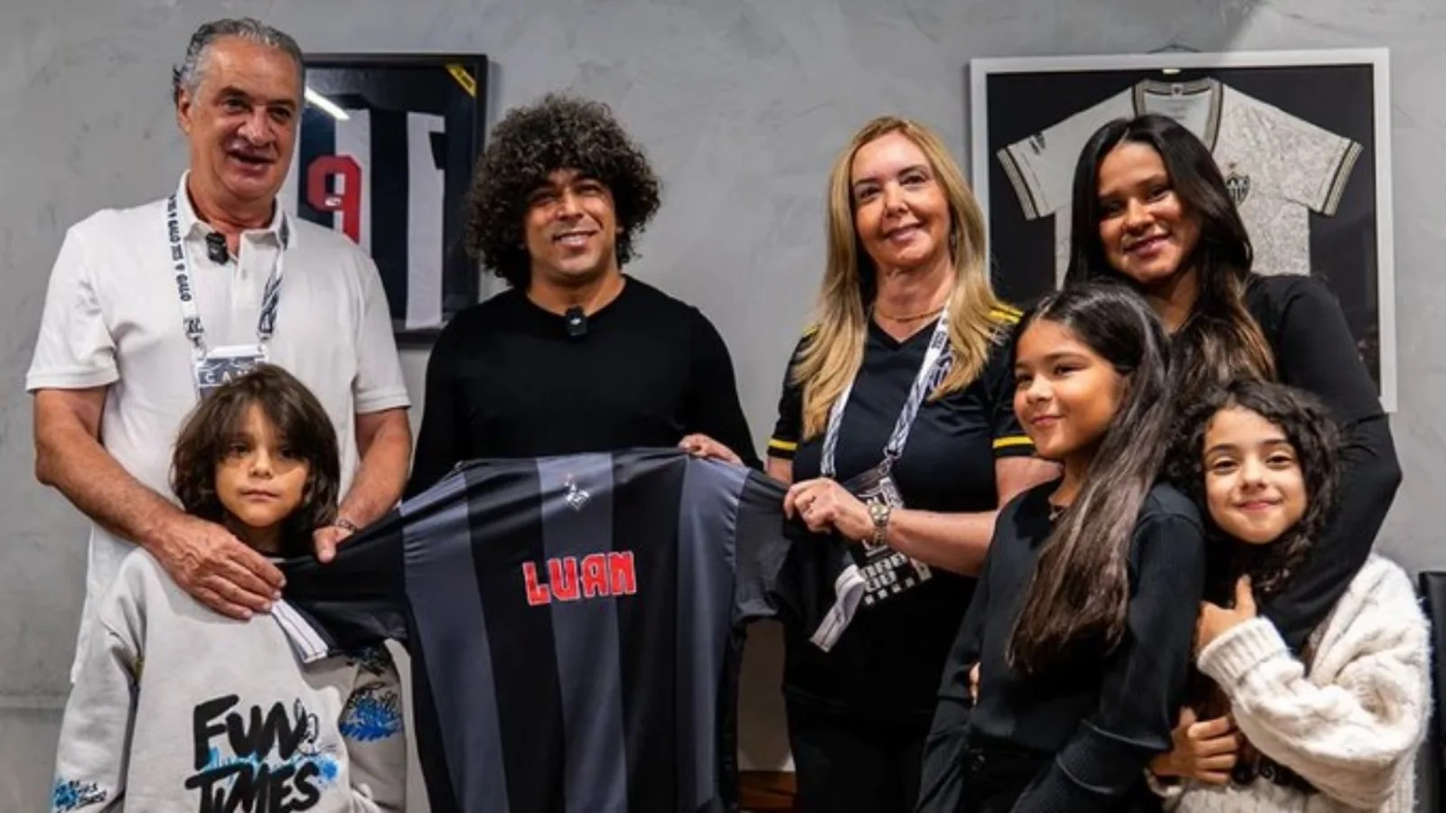 Campeão da Libertadores pelo Atlético-MG, Luan é ‘imortalizado’ na Arena MRV e torcida ironiza: “Pediu a quem?”