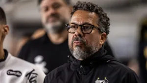 Cleber Xavier valoriza ponto conquistado fora de casa e vê evolução no Santos: “Motivação para continuar”