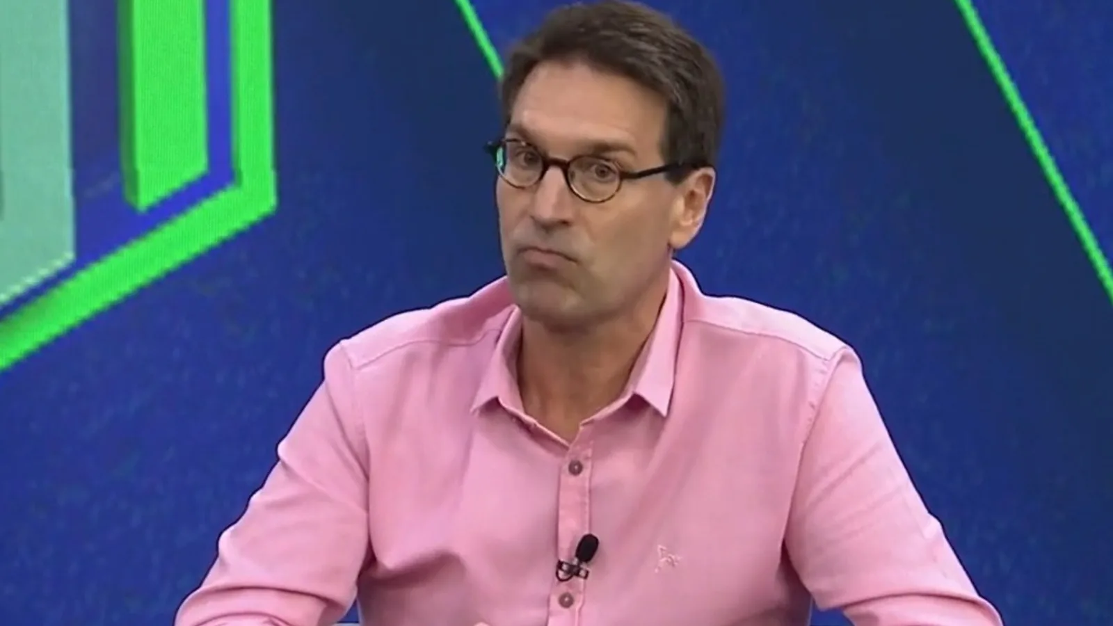 Ex-Jornalista da Globo afirma que transmissões influenciam o VAR