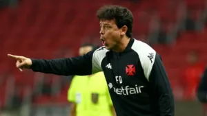 Fernando Diniz enlouquece com árbitro após expulsão de Léo Jardim: “Criou nova jurisprudência”