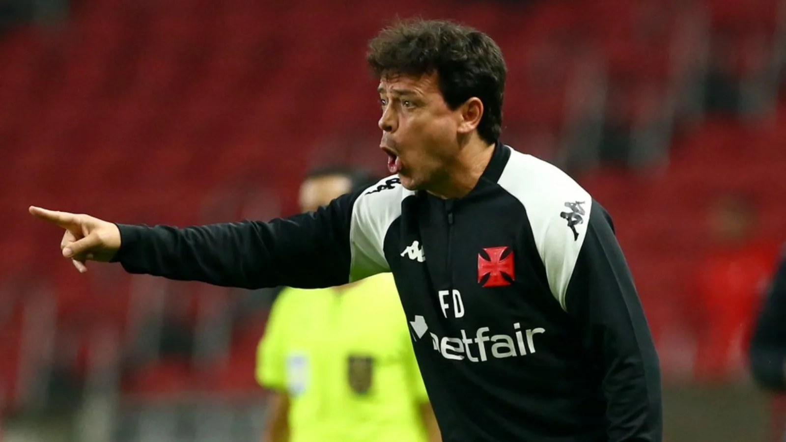 Fernando Diniz enlouquece com árbitro após expulsão de Léo Jardim: “Criou nova jurisprudência”