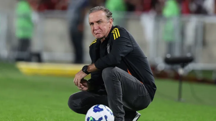 Cuca desabafa sobre o Flamengo e cita dificuldade do Atlético-MG: “Se poupa o Arrascaeta, põe o Cebolinha” Cuca desabafa sobre o Flamengo e cita dificuldade do Atlético-MG: “Se poupa o Arrascaeta, põe o Cebolinha”