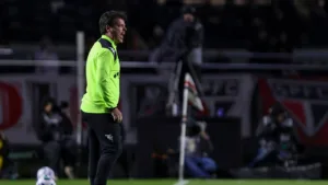 Fernando Diniz banca Vegetti após novo jogo sem gols do Vasco: “É nosso plano principal”