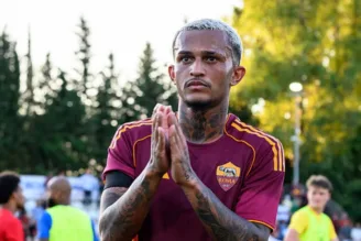 Torcida do Flamengo elogia estreia de Wesley na Roma e prevê: "Próximo clube será o Barcelona"