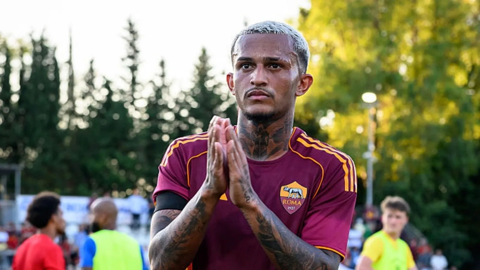 Torcida do Flamengo elogia estreia de Wesley na Roma e prevê: “Próximo clube será o Barcelona”