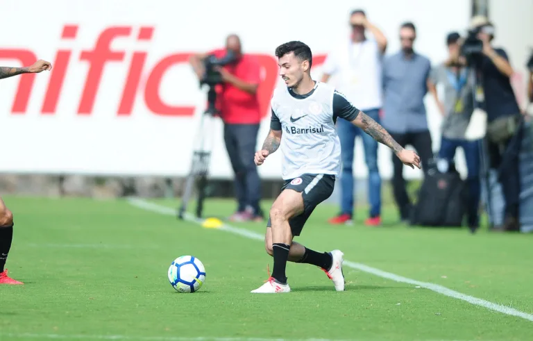 Ex-Internacional e Santos, Zeca se vê acima de Emerson Royal e Giay, mas cita dúvida sobre Marcos Rocha: “Formas de jogar diferentes”