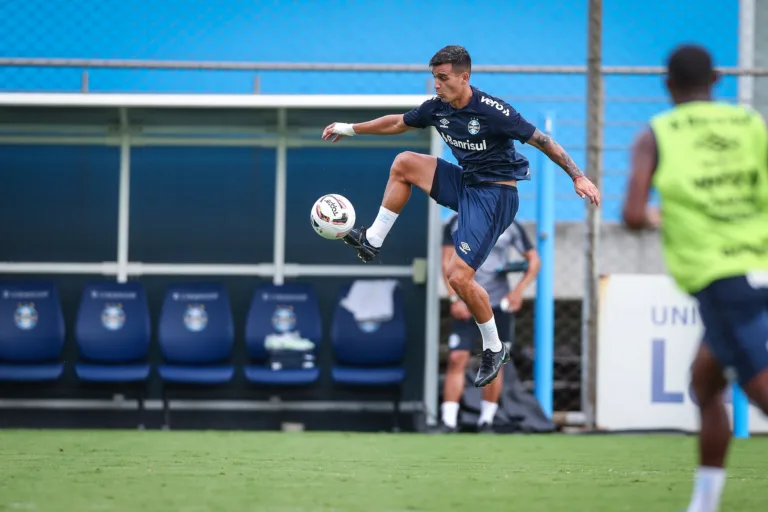 Cristaldo segue com futuro incerto no Grêmio e Gabardo atualiza caso do meia: “Interesse da Arábia Saudita é real”
