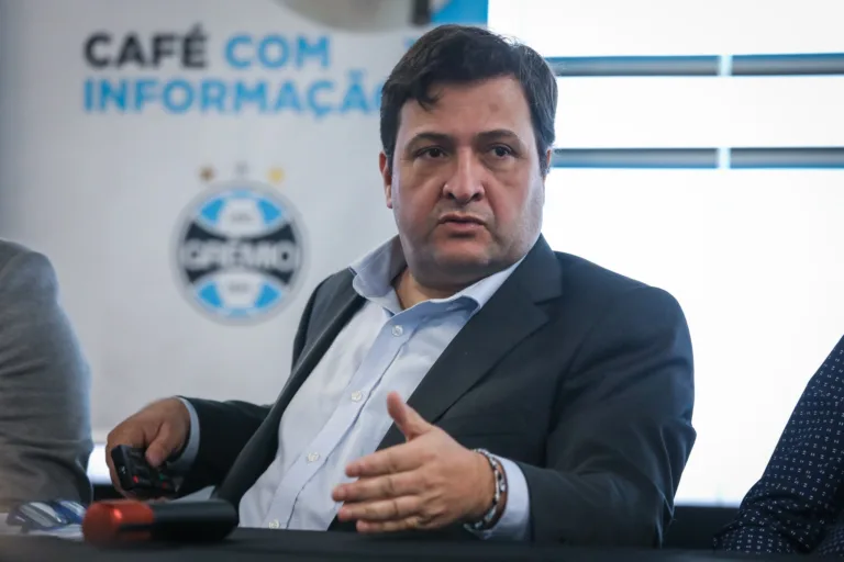 Presidente do Grêmio deixa estádio durante jogo e revolta Leonardo Müller: “Reunião não importa mais que o clube”