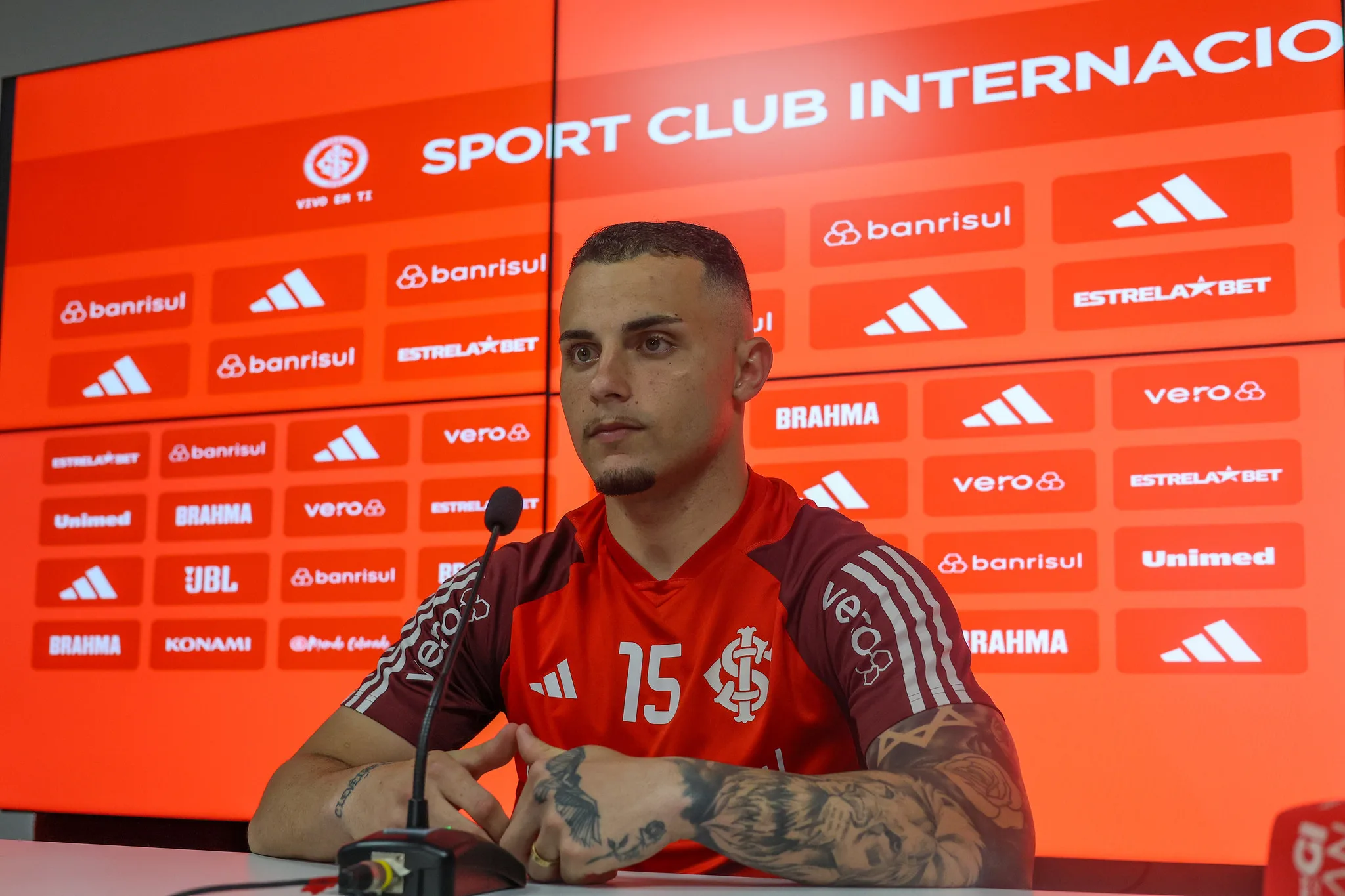 Bruno Gomes avança na recuperação no Internacional e ganha apoio dos colegas do elenco: “Falta pouco”